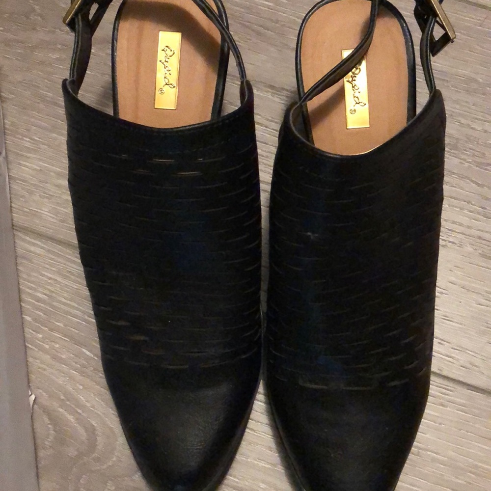 Quipid closed toe heels